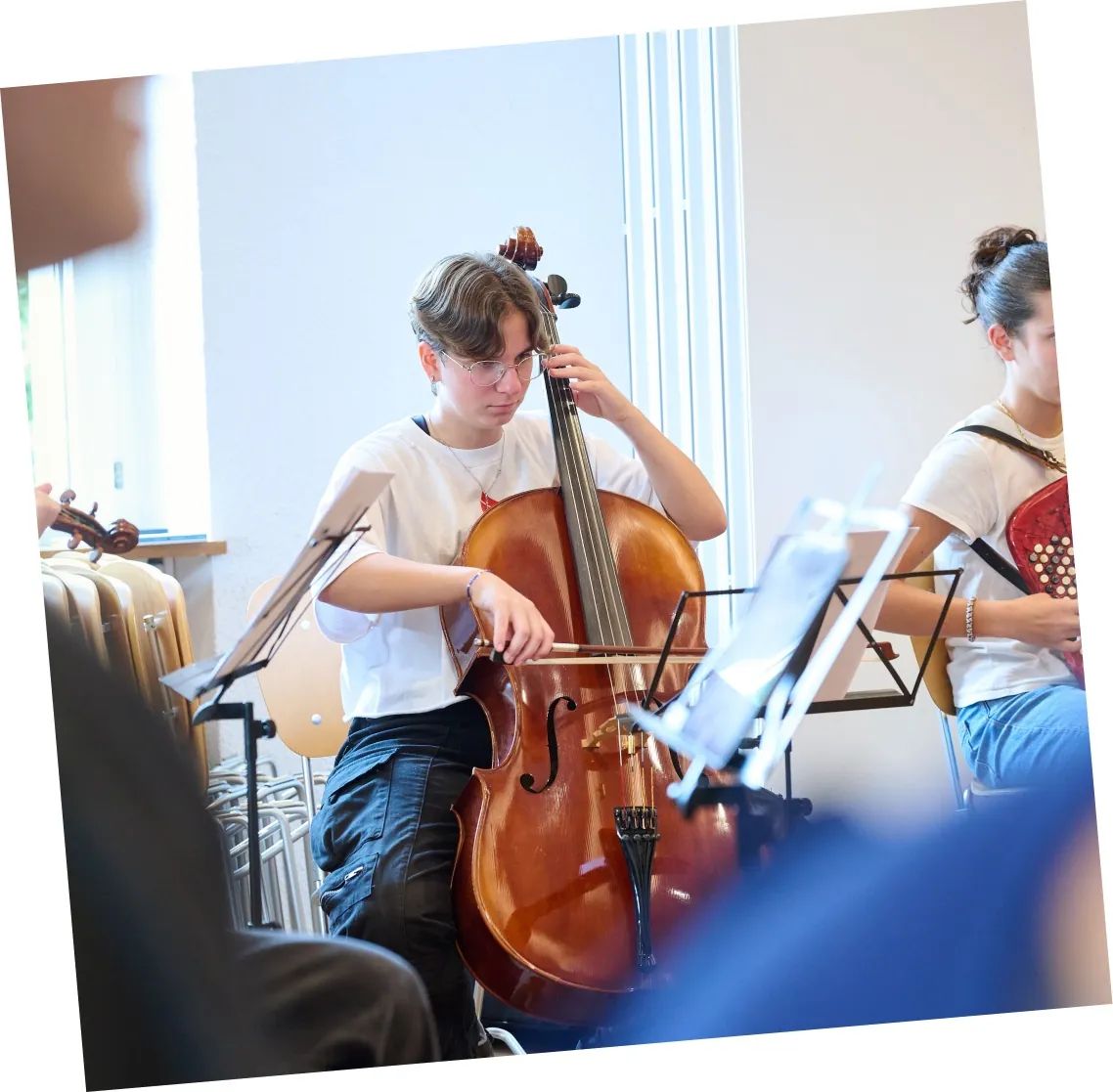 Schüler:innen musizieren im Orchester mit Cello und Violine