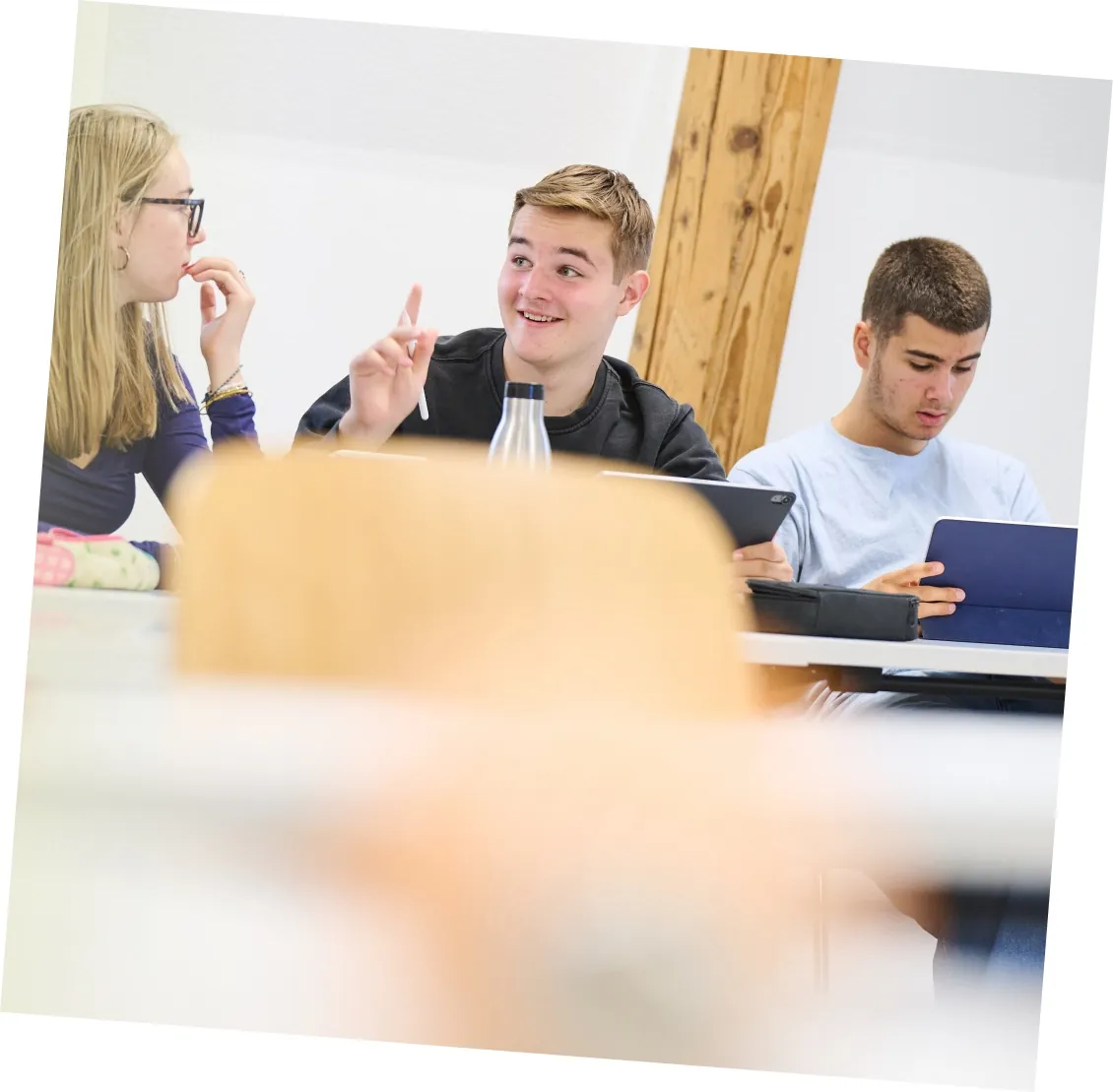 Schüler:innen diskutieren gemeinsam im Unterricht