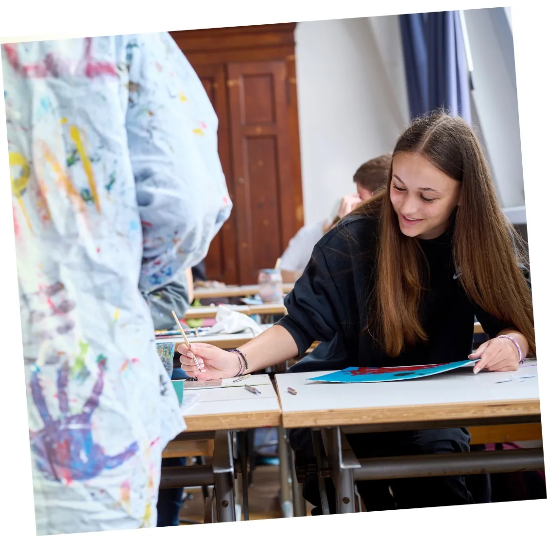 Schülerinnen malen und gestalten im Kunstunterricht