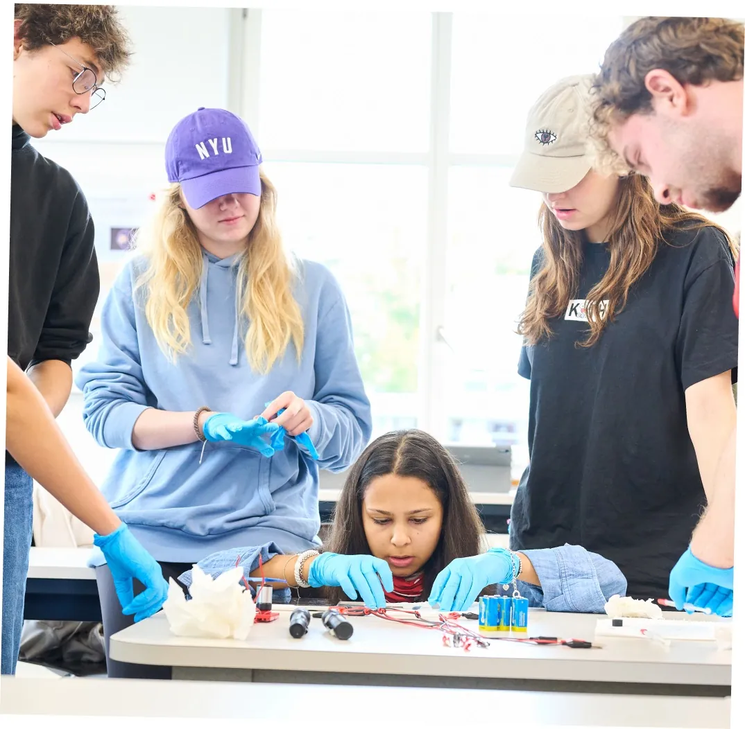 Schüler:innen tüfteln gemeinsam an einem technischen Projekt
